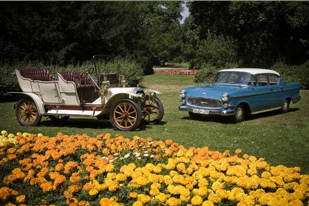 Opel Motorwagen from the year 1908 and an Opel Kapitän from the year 1958