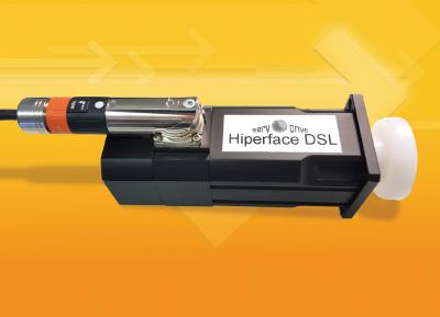 Dank der digitalen Hiperface-DSL-Schnittstelle kommen die hochdynamischen Servomotoren SMN von A-Drive ab sofort ohne Geberkabel und Stecker aus