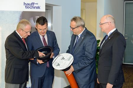 von links nach rechts Hauptgeschäftsführer der IHK Ostwürttemberg Klaus Moser, Bundestagsabgeordneter Roderich Kiesewetter, Geschäftsführer Dr. Michal Seibold und Prokurist Thomas Kölle von Hauff-Technik