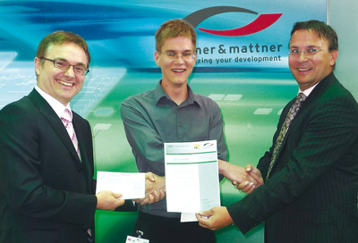 Verleihung des 1. Preises auf der Automotive Testing Expo in Stuttgart: Dr. Andrej Pietschker, Giesecke & Devrient GmbH (l), Marcel Pockrandt (m), Dr. Joachim Wegener, Berner & Mattner Systemtechnik GmbH (r)