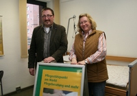 Michael Mehl und Dorit Ingrosso von der Region Hannover im Pflegestützpunkt am Markt, der direkt im Langenhagener Zentrum gelegen ist