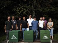 Feierten vor Ort im Ochtruper Waldstück die Einweihung des „Albaad Forest Project“ (v.l.): Imker Joel Naber, Justus Schäfer, Sam Berens (Auszubildende Albaad Deutschland GmbH), André Busert (Kommunikationsmanager Albaad Deutschland GmbH), Wolfgang Tenbusch (Präsident Albaad Europa), Moritz Maaßen, Dana Wolters (Auszubildende Albaad Deutschland GmbH) sowie Udo und Stefanie Feldhues (Waldeigentümer).