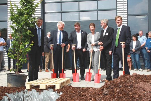 17-05 HU_Baumpflanz2.jpg