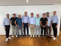 Von l. nach r.: Carlo Vincens, Verium; Daniel Neuhaus, CEO, Sequotech; Christoph Wittwer, CFO, Sequotech; Rogier Engelsma, Verium; Alain Arnold, CEO, tiag; Pascal Péquignot, CFO, tiag; Claude Arnold, Gründer, tiag; Giorgio Vincenti, CTO, tiag; Matthias Brüderlin, Verium.