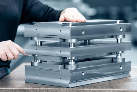 Das SBP-Stanzbiegegestell mit gefederter Führungsplatte von Meusburger