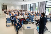Matthias Ruff, Head of Sales Training & Research, welcomes the participants of the SKZ Network Day. (Photo: Luca Hoffmannbeck, SKZ)