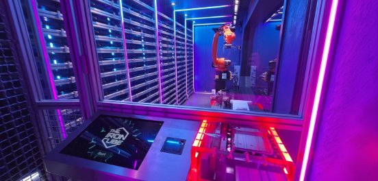 THE-IRON-CUBE_Roboterinstallation-mit-der -Lichtarchitektur.jpg