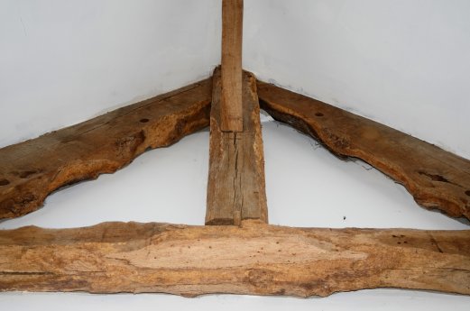 11-Gästehaus_Schlafzimmer_Giebelgebälk_DSC_8542_az.JPG