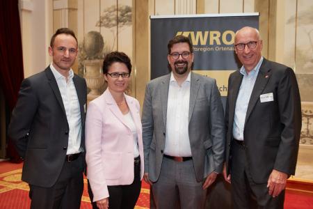 (v.l.n.r.): WRO-Geschäftsführer Dominik Fehringer, Landtagsabgeordnete Marion Gentges, Prof. Dominik Bösl und der Vorstandsvorsitzende des WRO-Wirtschaftsbeirates Helmut Hilzinger