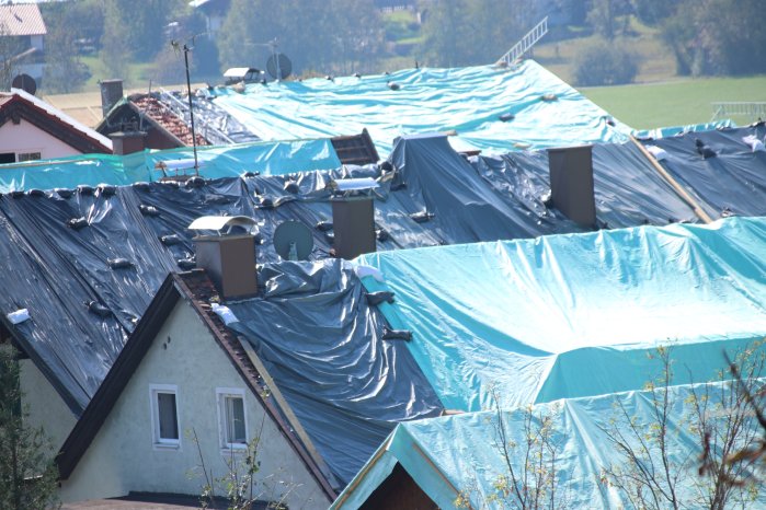 80� der Dächer wurden zerstört und teils über Monate notdürftig abgedeckt-Bad Bayersoien im.JPG