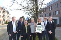 13-2018-pressemitteilung-zusammenarbeit-vr-bank-westmuensterland.jpg: Die VR-Bank Westmünsterland und Piepenbrock freuen sich gleichermaßen, ihrer Partnerschaft durch die Pflanzung von 51 Bäumen ein lebendiges Zeichen zu setzen (Bild: VR-Bank Westmünsterland)