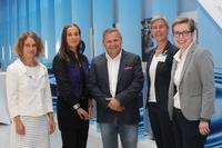 Die Referenten und die Moderatorin des 4. Fachkräfteforums in Ingelfingen. Von links: Meike Querengässer, Leitung Personal & Organisation bei der Christian Bürkert GmbH & Co. KG, IHK-Hauptgeschäftsführerin Elke Döring, Jörg Buckmann, Leiter Personalmanagement der Verkehrsbetriebe Zürich, Rotraud Diwan, TMP Worldwide Germany GmbH und Alexandra Waltritsch, IHK-Referentin für Standortpolitik & Fachkräftesicherung. Bildquelle Müller