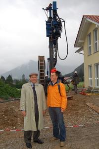 Weltmeister und Olympiasieger Michael Greis (rechts) zusammen mit Dr. Ulrich Stiebel, einem der beiden Inhaber von STIEBEL ELTRON