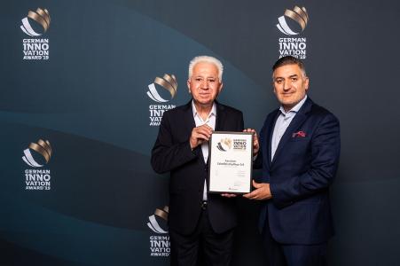Dr. Ismail Özkanli (r.) und sein Vater Hüsnü Özkanli (l.) nehmen den
„German Innovation Award“ entgegen