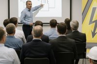 Wie gewohnt versorgt das HDT-Teilnehmende beim Expertennetzwerk für Verantwortliche im Elektrobereich mit einem spannenden Mix aus Vorträgen zu juristisch-organisatorischen und fachpraktischen Aspekten auf höchstem Niveau. Wie gewohnt versorgt das HDT-Teilnehmende beim Expertennetzwerk für Verantwortliche im Elektrobereich mit einem spannenden Mix aus Vorträgen zu juristisch-organisatorischen und fachpraktischen Aspekten auf höchstem Niveau.