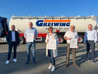 Die Geschäftsführenden Gesellschafter der GREIWING logistics for you GmbH, Jürgen (links) und Roland (rechts) Greiwing, ehrten Ingo Kölpin (2.v.l.), Birgit Lanvers und Maximilian Schell (2.v.r.) für ihre langjährige Unternehmenstreue. Die Geschäftsführenden Gesellschafter der GREIWING logistics for you GmbH, Jürgen (links) und Roland (rechts) Greiwing, ehrten Ingo Kölpin (2.v.l.), Birgit Lanvers und Maximilian Schell (2.v.r.) für ihre langjährige Unternehmenstreue.