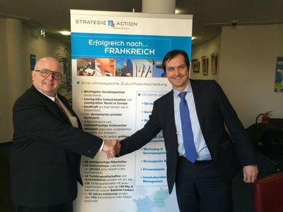 Gilles Untereiner, Geschäftsführer der CCFA und Dr. Ingo Brüning, Geschäftsführer der Scheer Management GmbH, nach der Unterzeichnung des Kooperationsvertrages