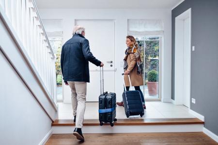 Die Menschen freuen sich darauf, nach der Pandemie endlich wieder zu Reisen, sich mit Freunden zu treffen, Veranstaltungen zu besuchen oder einfach nur Essen zu gehen. Wer jetzt in Maßnahmen zum Schutz vor Einbrechern investiert, kann das mit dem guten Gefühl der Sicherheit machen.