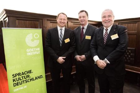 v.l.n.r. Thomas Motak, Leiter Kulturreferat, Deutsche Botschaft Prag; Dr. Knuth Noke, Goethe Institut, Prag; Peter M. Wöllner, Geschäftsführer CiS systems s.r.o.; Nové Město p.S / © Goethe-Institut, Foto: Petr Machan