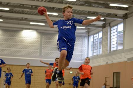 Ein junger Handballer der HSG Römerwall in Action.