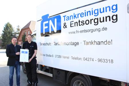 Wilfried Wöltje (l.) überreicht das Gütesiegel der Berufsgenossenschaft Holz und Metall an Florian Nuttelmann. (Quelle: Sylvia Wendt/Kreiszeitung)