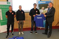 B-Junioren, Sieger WEMAG-Liga: Hagenower SV. Der Hagenower SV holte in der Saison 2014/2015 die Meisterschaft in der WEMAG-Liga der B-Junioren. Aus den Händen von WEMAG-Vertriebsleiter Michael Hillmann (re.) gab es auf der Meister- und Bestenehrung des Landesfußballverbandes einen neuen Trikotsatz. Foto: LFV/Robert French