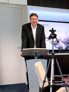 Der Vorstandsvorsitzende Dr. Volker Kruschischinski hält in diesem Jahr den Eröffnungsvortrag vor der Webcam