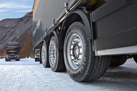 Echte Winterreifen für Reisebusse und alle Lkw-Achsen für den sicheren Personen- und Güterverkehr: HSW 2 SCANDINAVIA für Trailer
