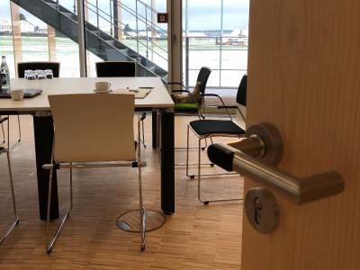 Erst nach Genehmigung durch den Schulungsleiter wird dem externen Schulungs-Teilnehmer der Besucherausweis mit temporären Offline-Zutrittsrechten erstellt und der Zutritt gewährt