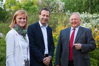 Genossenschaftsvorstand Cornelia Meissner und Rolf Bemmann mit Unternehmer Andreas Scher (mitte), der mit seiner Einzahlung die 4 Mio. Guthaben-Grenze erreichte Genossenschaftsvorstand Cornelia Meissner und Rolf Bemmann mit Unternehmer Andreas Scher (mitte), der mit seiner Einzahlung die 4 Mio. Guthaben-Grenze erreichte