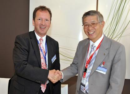 Lutz Bertling, Eurocopter CEO (left) and Shigeru Murayama, President of Kawasaki Heavy Industries Aerospace Company (right)