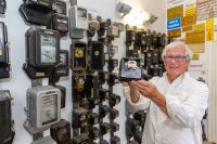 Der Vereinsvorsitzende Arno Pommerencke präsentiert ein Ausstellungsstück im Zählerkabinett
