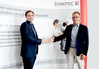 Contactless into a successful future: With an implied handshake, the managing directors of SONOTEC GmbH, Michael Münch, and S3 Alliance GmbH, Thomas Riedel, seal the contract for the Europe-wide distribution of non-contact flow and bubble sensors in the semiconductor industry
