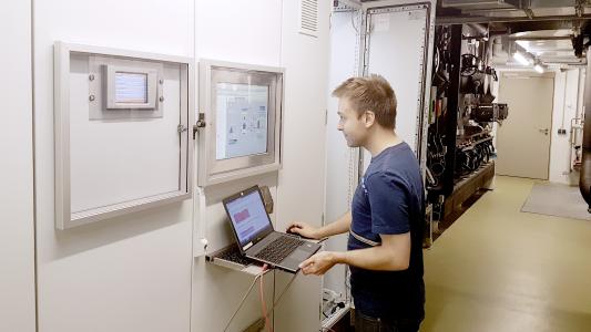 Faktencheck mit der cleveren Energiesoftware: REHAU Mitarbeiter Markus Weiß analysiert die erfassten Daten regelmäßig ((Foto: REHAU))