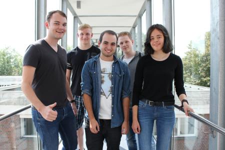 Haben sich für eine Ausbildung in der VRG-Gruppe entschieden, als Fachinformatiker für Systemintegration, Bürokaufleute oder ein Duales Studium Wirtschaftsinformatik/Fachinformatiker (v.l.n.r.): Justin Lampe, Jean-Ivonique Lehnberg, Marvin Zietlow, Alexander Gitter und Celine Wörner. Copyright: VRG-Gruppe