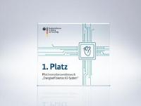 Der Pokal für den 1. Platz beim Pilotinnovationswettbewerb »Energieeffizientes KI-System« geht nach Kaiserslautern / © VDI/VDE-IT