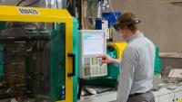Service-Techniker wird mit Hilfe einer Augmented Reality Datenbrille aus der Ferne unterstützt