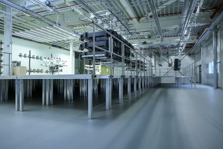 Erhöhter Arbeitsplatz dank Mott Steckfußpodeste