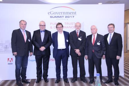 Gewinner und Laudatoren des diesjährigen „eGovernment Summit“ (Foto: Vogel IT-Medien/Vera Nicolic)