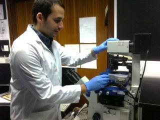 Faris Sinjab, PhD Student in der Gruppe von Dr. Ion Notingher, an JPKs NanoWizard® AFM System