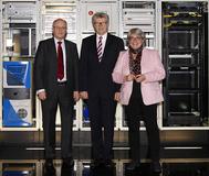 Rittal Volker Kauder_Sibylle Pfeiffer.jpg.: Friedhelm Loh (mi.), Inhaber und Vorsitzender der Geschäftsführung von Rittal, empfing in Herborn den CDU/CSU-Fraktionschef Volker Kauder und die CDU-Bundestagsabgeordnete Sibylle Pfeiffer / Quelle: Rittal GmbH & Co. KG 