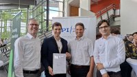 : Presentation of the PI Innovation Award 2025 to the winner Georg Gramlich. From left to right: Dr. Steffen Schreiber, Director of Global Innovation & Scouting at PI, the winner Dr. Georg Gramlich, Prof. Dr.-Ing. Thomas Zwick (KIT), Dr. Markus Simon, Manager of Strategic Innovation and Technology at PI.