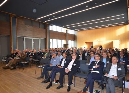 Gut 120 Teilnehmer/-innen waren zum 22. Caparol-Werkstofftag nach Ober-Ramstadt gekommen. Die Vorträge zeigten, dass die Fortentwicklung traditioneller Applikationstechniken ebenso elementar ist wie die Erprobung innovativer Materialien und Methoden, um als Handwerksbetrieb in einer zunehmend maschinengesteuerten Moderne zu bestehen / Foto: Caparol Farben Lacke Bautenschutz/Achim Zielke