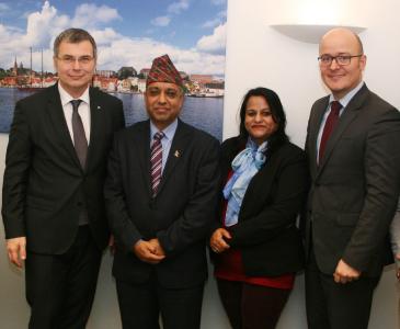 Das Hochschulpräsidium ist sehr erfreut über den Besuch des nepalesischen Botschafters und seiner Ehefrau in Flensburg. (v. l.: Der geschäftsführende Hochschulpräsident Prof. Dr. Thomas Severin, Nepals Botschafter Ramesh Prasad Khanal mit Gattin Sushma Khanal sowie der Vizepräsident für Internationales, Prof. Dr. Bosco Lehr). Foto: Torsten Haase, Hochschule Flensburg