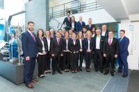 Das Team von Endress+Hauser Portugal in der Eingangshalle des neuen Gebäudes