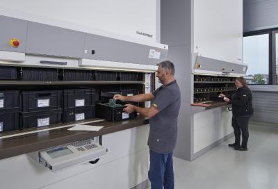Die Lagerlifte in ESD-Ausführung bieten zuverlässigen Schutz bei der Organisation der empfindlichen elektronischen Bauteile.