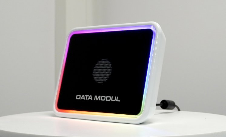 DM_PR_Speaker behind glass_1772x1076x300.jpg