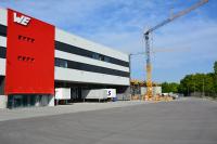 Mit dem Neubau unterstreicht Würth Elektronik eiSos seinen hohen Service-Anspruch, der die schnelle Belieferung von Kunden in aller Welt mit Mustern und großen Mengen elektronischer und elektromechanischer Bauelemente ab Lager Waldenburg zusichert / Bildquelle: Würth Elektronik eiSos