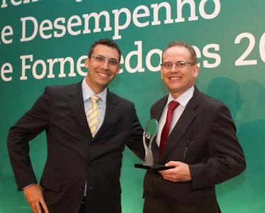 Gustavo Vaz (Purchasing Director of VALE, Minas Gerais) presents the prize for best processing technology supplier to Oswaldo Delfim (Haver & Boecker Latinoamericana)