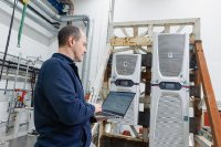 Unter dem Namen Blue e+ dynamic hat Rittal erstmalig DNV-getestete Kühlgeräte für die Schifffahrt im Produkt-Portfolio. Neben der für Schiffe üblichen Prüfung der EMV-Verträglichkeit wurden insbesondere die Schwingungsfestigkeit und die sichere Funktion der Geräte bei Neigung getestet. / Quelle Rittal GmbH & Co. KG